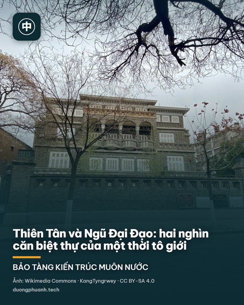 Một căn biệt thự ở Ngũ Đại Đạo Thiên Tân: toà nhà đá màu ngà hai tầng, mái ngói đỏ, cửa sổ vòm có ban công lan can sắt đen, nằm sau vườn cây xanh; phía sau nổi lên một toà tháp hiện đại nhiều tầng, bầu trời xanh trong không một gợn mây.