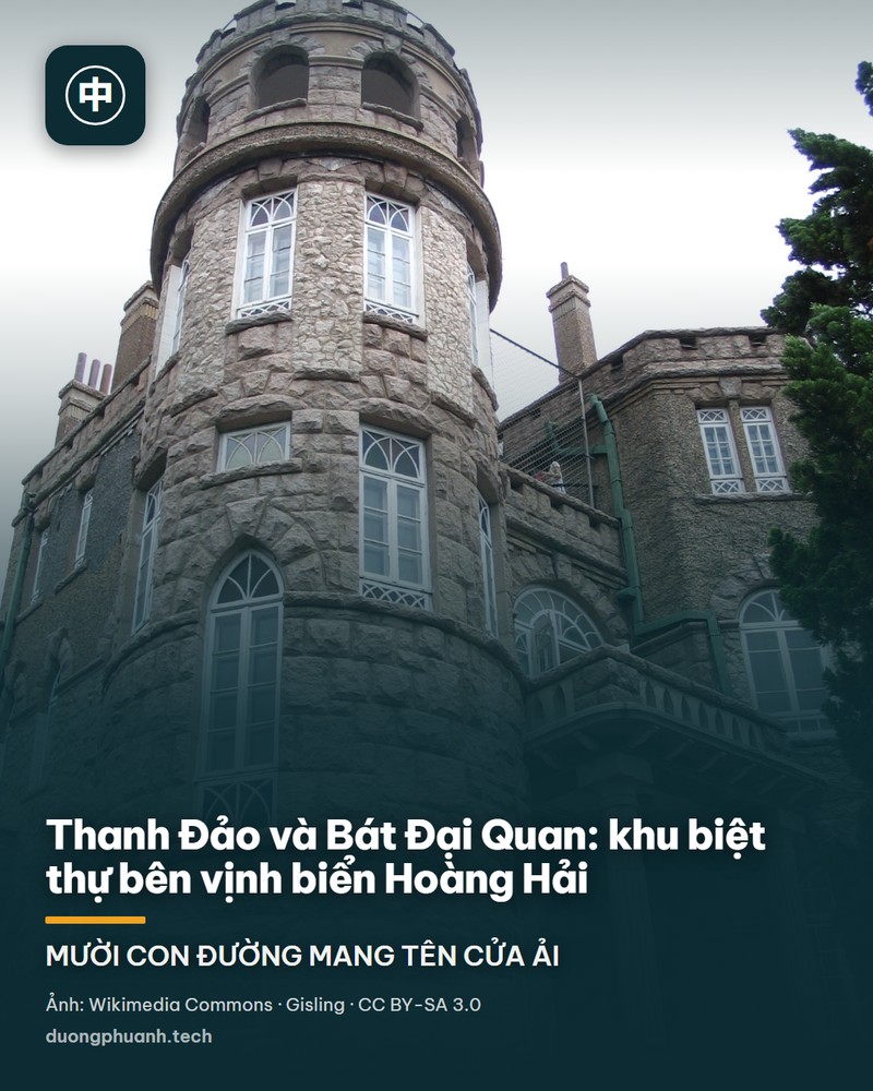 Lầu Hoa Thạch ở Bát Đại Quan Thanh Đảo: toà lâu đài đá hoa cương nhiều tháp nhọn, cửa sổ vòm trắng, mái đá xám, trước cửa là hai chậu đá lớn và mấy cây cột; dây leo đỏ phủ một góc tường bên phải, nền trời trắng đục.