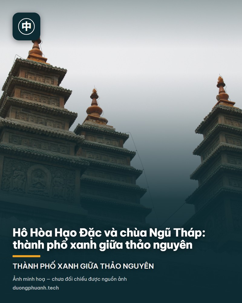 Ảnh chụp chính diện ngôi tháp xá lợi toà kim cang ở Hô Hòa Hạo Đặc: một khối đế vuông nhiều tầng ốp gạch men xám, chính giữa có cửa vòm lớn, phía trên đỉnh là năm ngôi tháp nhỏ xếp thành hàng, giữa một buổi trời trắng đục, bên phải khung ảnh có vài cành tùng và dãy nhà cao tầng phía xa