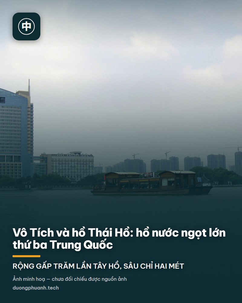 Toàn cảnh hồ Thái Hồ nhìn từ trên một đỉnh núi ở Vô Tích: mặt hồ xám bạc mênh mông trải tới chân trời, giữa hồ có một doi đất và mấy hòn đảo nhỏ, xa hơn là dãy núi mờ trong sương; phía dưới cùng khung hình là rừng cây xanh đậm phủ kín sườn đồi.