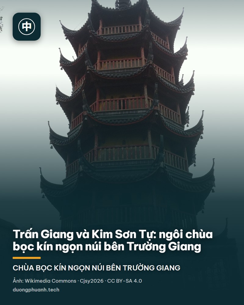 Toàn cảnh núi Kim Sơn nhìn từ mặt nước trong sương: ngọn núi nhỏ phủ cây xanh nhô lên giữa vùng sông nước mờ ảo, trên đỉnh là bảo tháp nhiều tầng mái cong, sườn núi là những lớp điện đường mái ngói và tường vàng xếp tầng theo thế núi, phía trước là bờ kè đá và một chiếc thuyền nhỏ đang chạy trên mặt nước phẳng lặng.