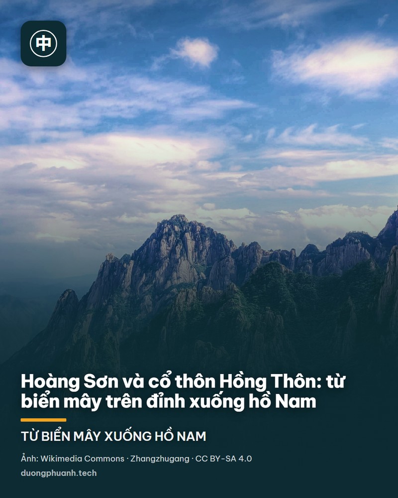 Hồ Nam ở Hồng Thôn trong một buổi sáng nhiều mây: mặt hồ phẳng như gương phản chiếu nguyên vẹn dãy nhà tường trắng mái ngói đen của làng cổ, cây cầu đá cong bắc qua hồ bên trái, hàng lá sen khô dọc bờ và dãy núi xanh mờ ở phía xa; cành lá hai bên khung lấy cảnh.