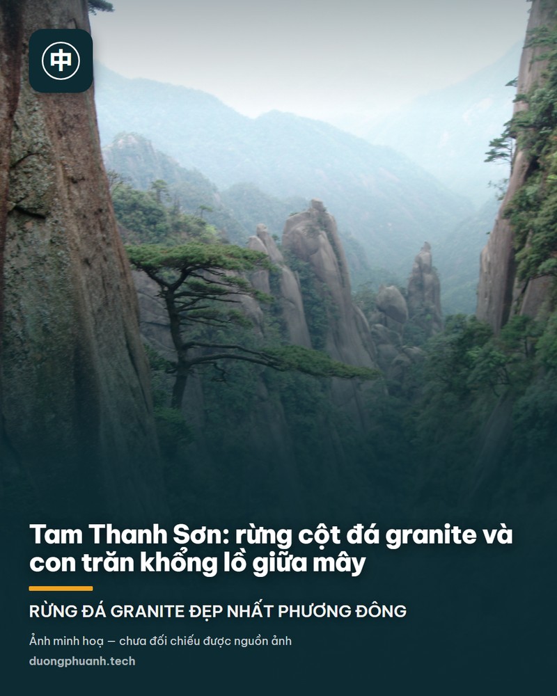 Những cột đá granite cao vút của Tam Thanh Sơn nhô lên khỏi biển mây trắng; cột bên trái đầu tròn như đầu rắn, hai cột lớn bên phải dựng thẳng đứng với vài cây thông bám trên đỉnh.