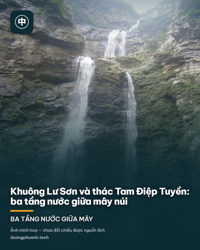 Thác Tam Điệp Tuyền ở Lư Sơn đổ thành hai dải nước trắng xuống vách đá nâu xếp lớp, phía dưới là hồ nước xanh và lan can đá; ở tiền cảnh là tượng đôi bàn tay nâng một cuốn sách đá