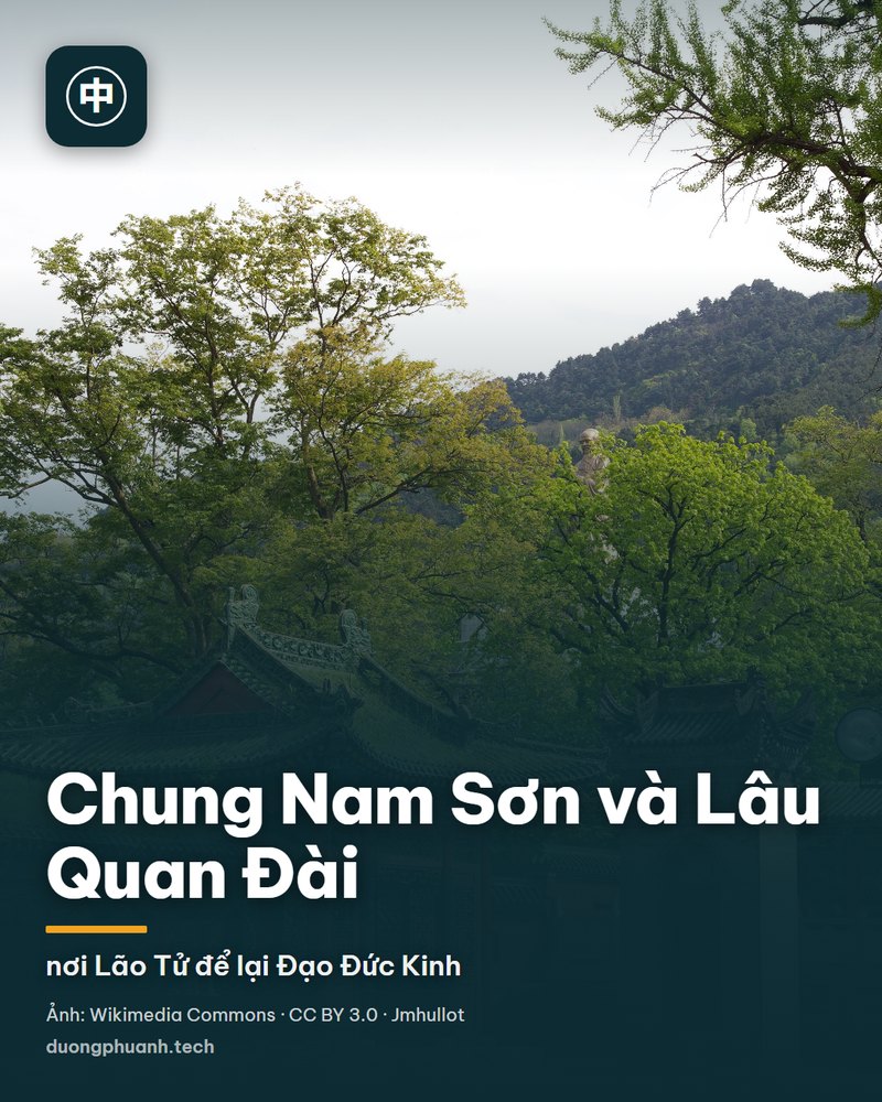 Tượng Lão Tử đứng trên bệ đá giữa thung lũng Chung Nam Sơn, phía sau là nhiều lớp núi xanh phủ kín rừng cây dưới bầu trời trắng mây