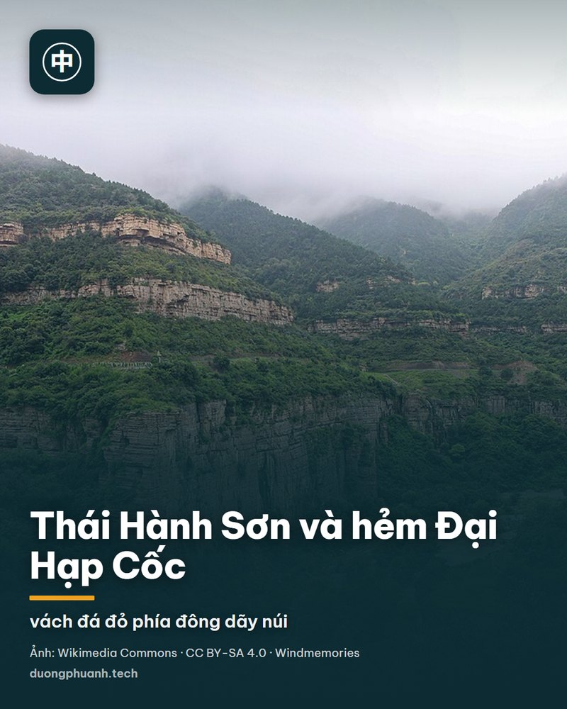 Vách đá đỏ xếp lớp theo tầng ngang dựng đứng bên trên thung lũng xanh ở Thái Hành Đại Hạp Cốc, Lâm Châu, phía xa có mây phủ các đỉnh núi