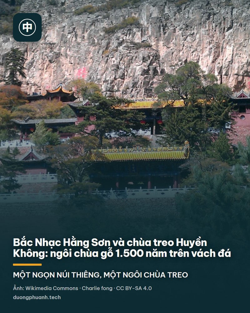 Ngôi chùa treo Huyền Không bám vào vách đá vàng nâu: các dãy lầu gỗ ba tầng với mái ngói men xanh vàng nối nhau bằng hành lang và cầu thang hẹp, phía dưới là những cột gỗ mảnh dựng trên mỏm đá; du khách đứng chen nhau trên hành lang, vách đá dựng đứng bao quanh.
