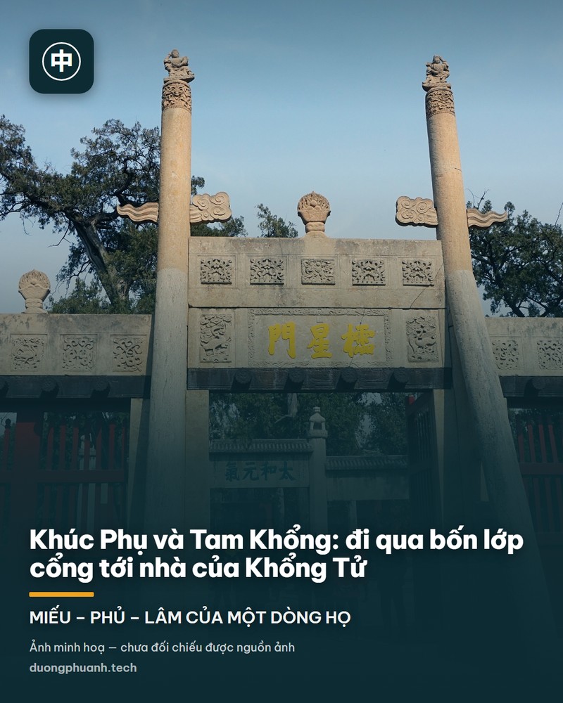 Cổng thành bằng đá xám ở Khúc Phụ với một cửa vòm lớn, trên tường có tấm biển chữ Hán; dọc mặt thành cắm hàng cờ vàng, phía dưới là quảng trường lát đá rộng và du khách đi bộ vào cửa.
