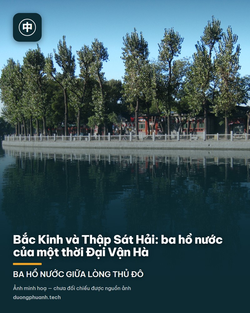 Hồ Hậu Hải ở Thập Sát Hải, Bắc Kinh: mặt nước xanh phản chiếu hàng liễu rủ ven bờ, một toà lầu truyền thống nhiều tầng ở phía xa, và vài chiếc thuyền nhỏ có mái chở người dạo hồ.