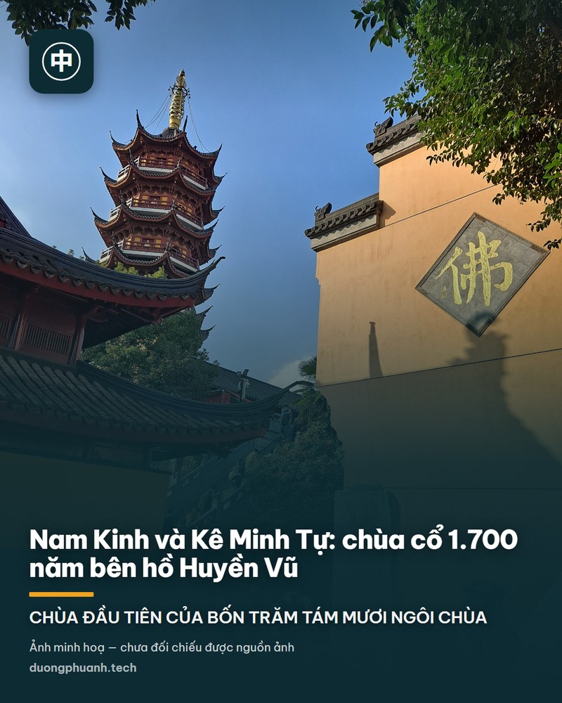 Toàn cảnh chùa Kê Minh Tự Nam Kinh nhìn từ trên cao: mái điện vàng của quần thể chùa nằm trên sườn đồi rợp cây xanh, ngôi bảo tháp nhiều tầng nổi bật giữa khu chùa, phía sau là đường chân trời nhà cao tầng mờ trong sương