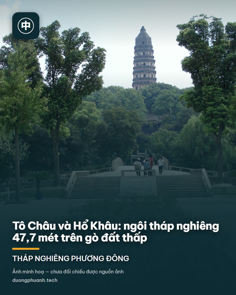 Tháp cổ Hổ Khâu Tô Châu cao bảy tầng bằng gạch xám, thân tháp hơi nghiêng, đứng trên nền đá giữa hai hàng cây xanh rậm và lan can đá hai bên, bầu trời xám nhạt phía sau
