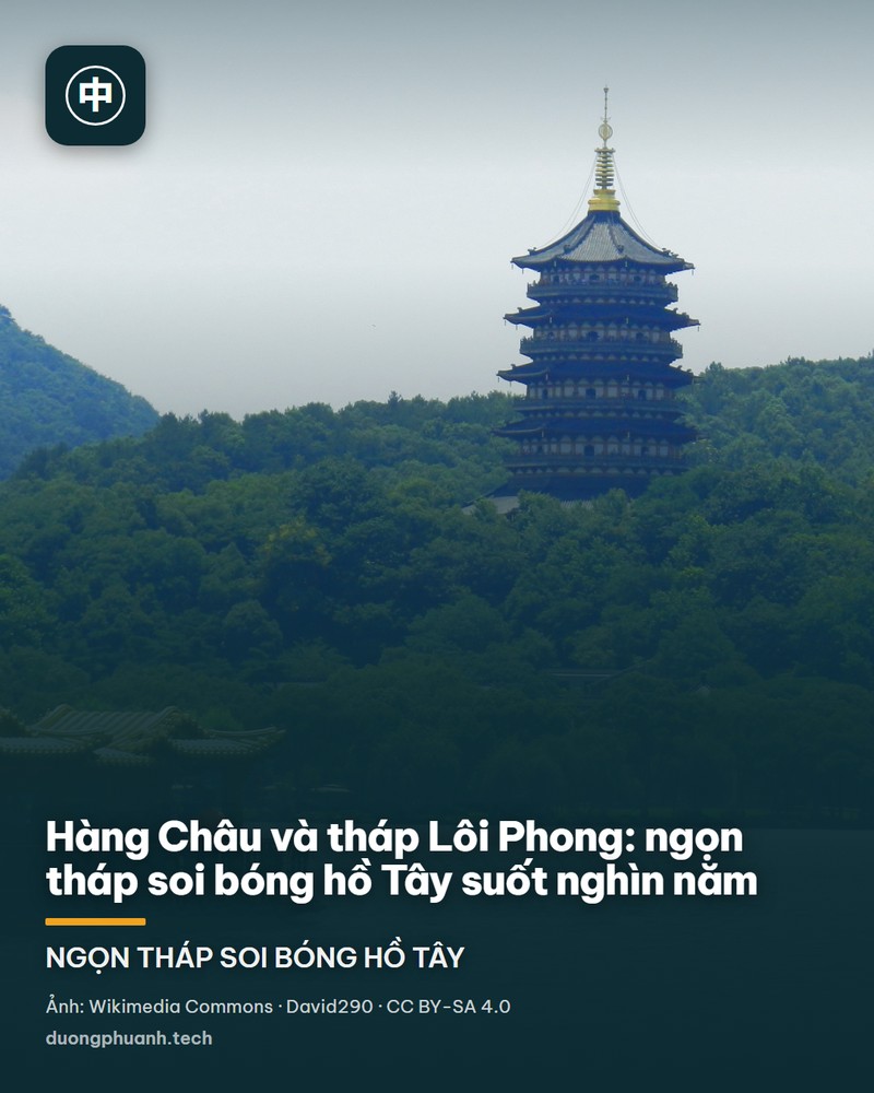 Tháp Lôi Phong năm tầng tám cạnh in bóng trên nền trời chiều hồng tím; tháp được chiếu sáng, nổi bật trên rừng cây xanh thẫm phủ kín sườn đồi, phía trước là mái ngói của một công trình cổ.