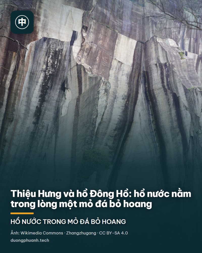 Toàn cảnh hồ Đông Hồ Thiệu Hưng nhìn từ trên cao: bên trái là vách núi đá dựng đứng, giữa hồ có cây cầu đá có mái và một đình nhỏ, nhiều thuyền nhỏ đậu và di chuyển trên mặt nước, phía xa là thành phố trong sương.