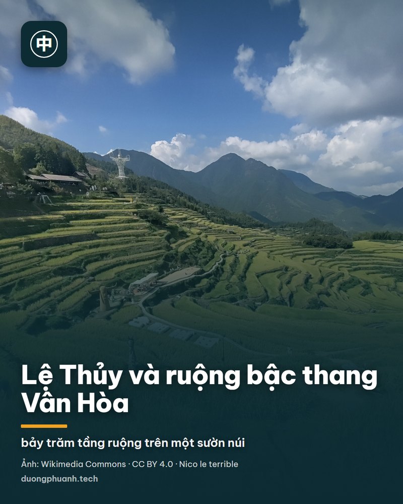 Toàn cảnh ruộng bậc thang Vân Hòa mùa lúa chín: hàng trăm thửa ruộng vàng xếp thành từng dải uốn theo sườn núi, một con đường nhỏ chạy vắt ngang; phía trên là vài nếp nhà và một trụ cáp treo, xa hơn là các dãy núi xanh dưới nền trời xanh có mây trắng.