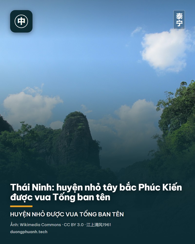 Ngôi chùa gỗ nhiều tầng mái cong màu đỏ nằm gọn trong một hốc đá lớn màu đỏ nâu trên vách núi; quanh chùa là vách đá và cây xanh, phía dưới có khách tham quan đang đi lại.