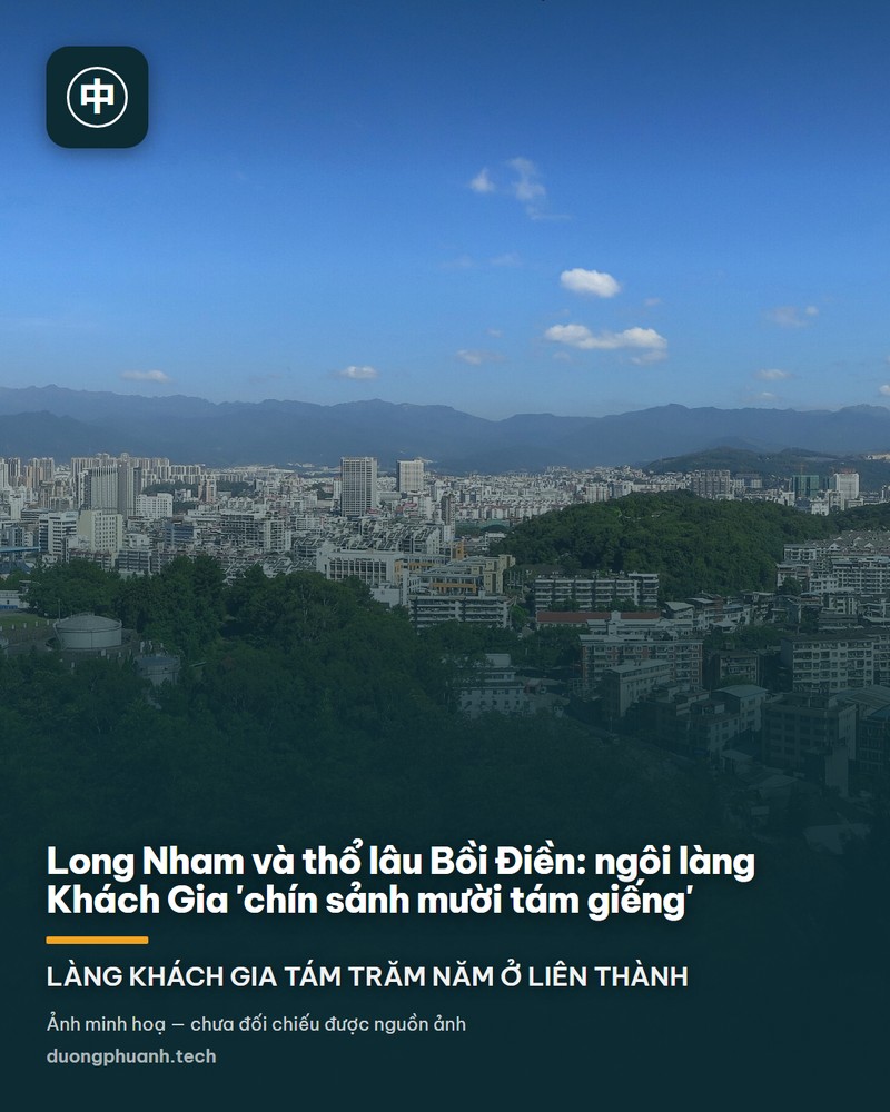 Toàn cảnh một làng cổ miền núi: dãy nhà gạch xám mái ngói nâu chạy dọc bờ nước, giữa là đầm sen xanh mướt, phía sau là đồi núi phủ cây rậm.