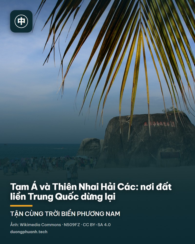 Phiến đá lớn hình trứng nổi trên bãi cát ven biển ở Thiên Nhai Hải Các, trên mặt đá có khắc chữ Hán màu đỏ; phía sau là biển xanh, vài tảng đá nhỏ và hàng dừa, góc trên bên trái có tàu lá dừa rủ xuống.