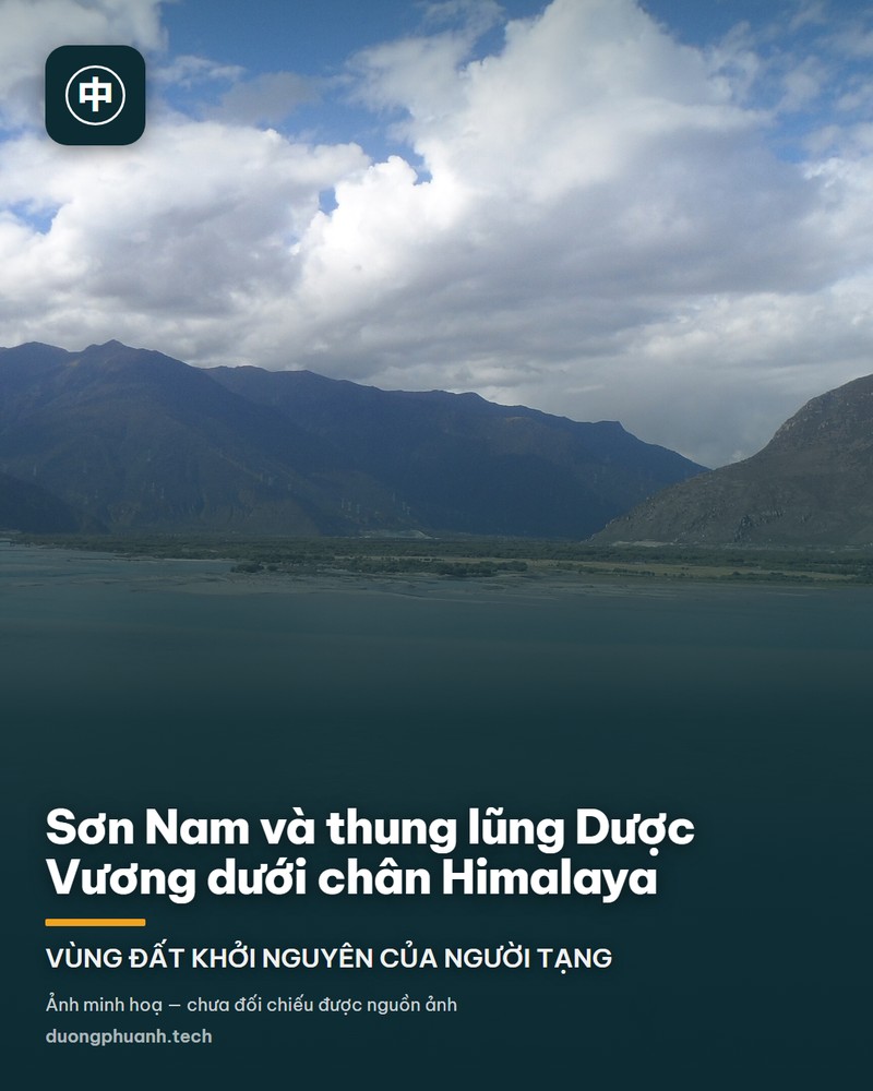 Hồ Dương Trác Ung Thố ở Sơn Nam nhìn từ đèo cao: mặt hồ dài và xanh ngọc uốn lượn giữa những dãy núi trọc màu vàng nâu, phía xa là dãy tuyết sơn trắng, nền trời xanh trong không có mây.