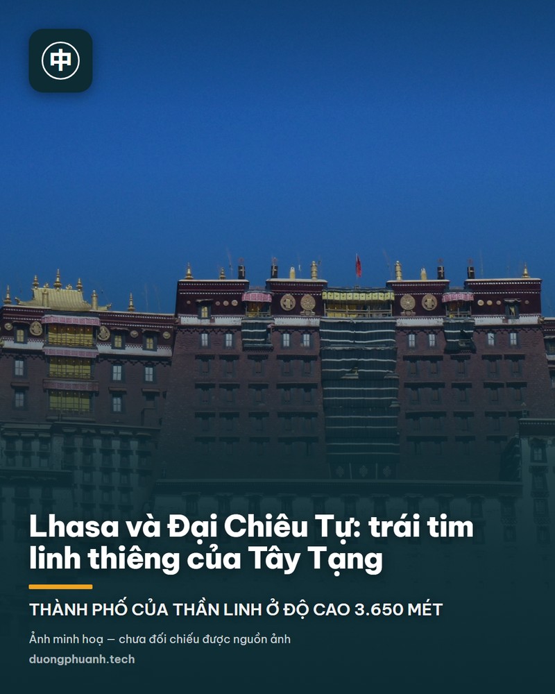 Toàn cảnh mặt tiền Đại Chiêu Tự ở Lhasa dưới nền trời xanh thẳm: chính điện có mái đồng mạ vàng gắn bánh xe Pháp và hai con hươu trên đỉnh, tường đỏ và trắng, dải rèm đen thêu hoa văn trắng chạy ngang, dưới sân là các chậu cây và một người đang chụp ảnh.
