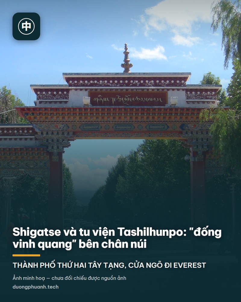 Tu viện Tashilhunpo ở Shigatse nhìn từ dưới sân: dãy tường trắng và các điện mái vàng nổi bật dưới chân một ngọn núi đá nâu phủ cỏ xanh thưa, phía sau là nền trời xanh không mây, một tốp du khách đứng tụ ở khoảng sân trước.