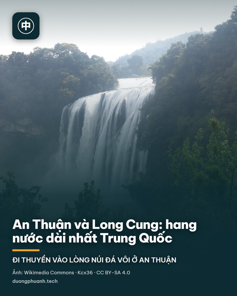 Một vũng nước xanh ngọc bích hình phễu nằm gọn giữa các vách đá vôi dựng đứng, mặt nước phẳng và đậm màu; phía trước là lan can gỗ và bậc đá của một đài ngắm, phía sau là sườn núi đá phủ cây cối lưa thưa dưới nền trời trong.