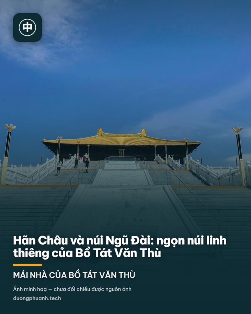Quần thể chùa Tháp Viện trên núi Ngũ Đài: ngôi tháp trắng lớn hình bầu hơi phình, trên đỉnh có chóp vàng và chuỗi chuông nhỏ, vươn lên giữa nền trời xanh thẳm; trước tháp là các ngôi chùa mái ngói xám, tường son đỏ, hàng cây xanh và một hồ nước nhỏ phản chiếu công trình, núi xanh nhấp nhô ở phía sau