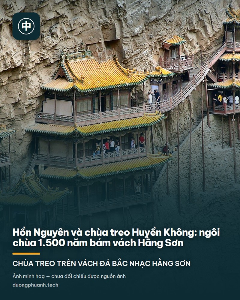 Các tầng lầu gỗ của chùa treo Huyền Không bám vào vách đá dựng đứng: mái ngói vàng xếp lớp, hệ cột và lan can gỗ đỏ, những hành lang hẹp nối các tầng với nhau, phía dưới là các cột gỗ dài chống xuống sườn đá; du khách đứng trên hành lang nhìn xuống thung lũng.