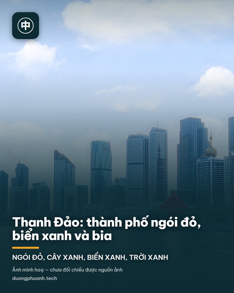 Cầu tàu Zhanqiao ở Thanh Đảo nhìn dọc theo cầu dài vươn ra biển, mặt nước xanh thẳm và bầu trời trong, cuối cầu là gác Hồi Lan mái cong sơn đỏ, xa xa là đảo Tiểu Thanh Đảo, hai bên lan can là du khách đi dạo.