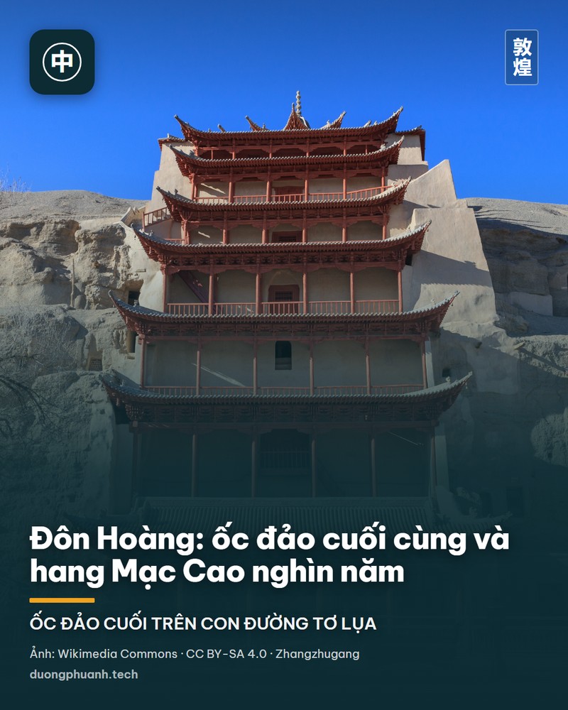 Toàn cảnh suối nước hình trăng lưỡi liềm Nguyệt Nha Tuyền uốn cong giữa biển cồn cát vàng Đôn Hoàng, bên bờ có cụm lầu các mái cong truyền thống, cây xanh và những đoàn du khách đi trên cát