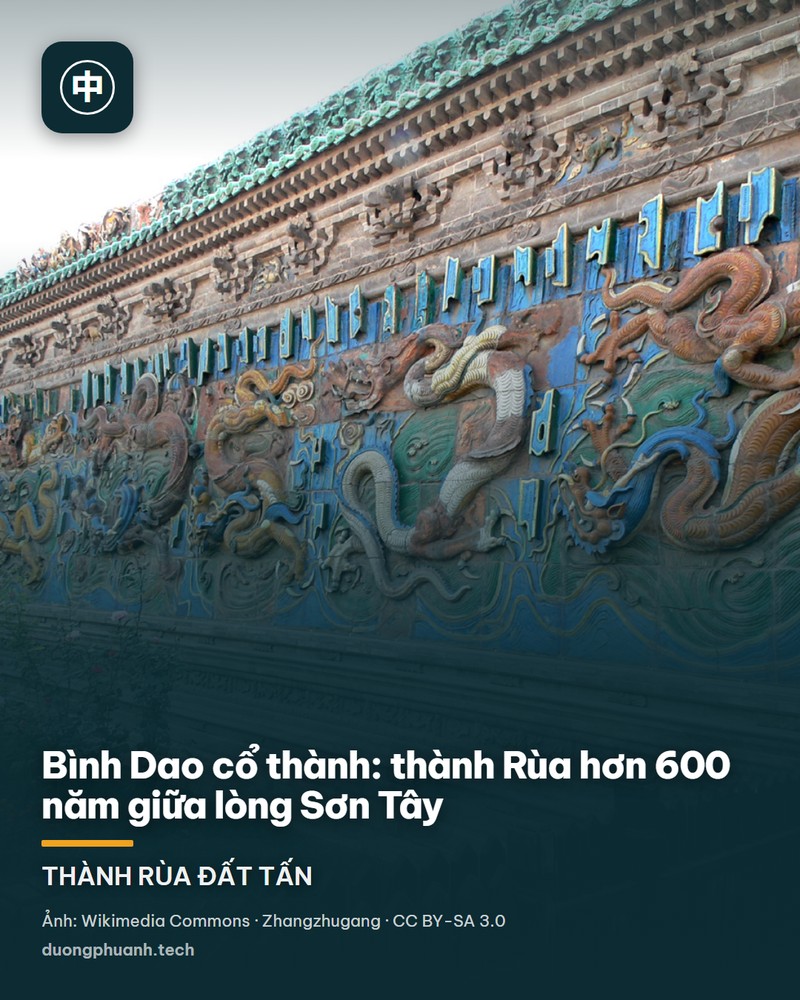 Tháp Thị Lâu nhiều tầng mái xanh ở giữa con phố đá cổ của Bình Dao cổ thành: hai bên đường là nhà gạch xám thấp với biển hiệu gỗ và đèn lồng đỏ, người đi bộ và xe đạp trên nền đá, con phố dẫn thẳng tới chân tháp, phía sau là bầu trời nhạt màu.