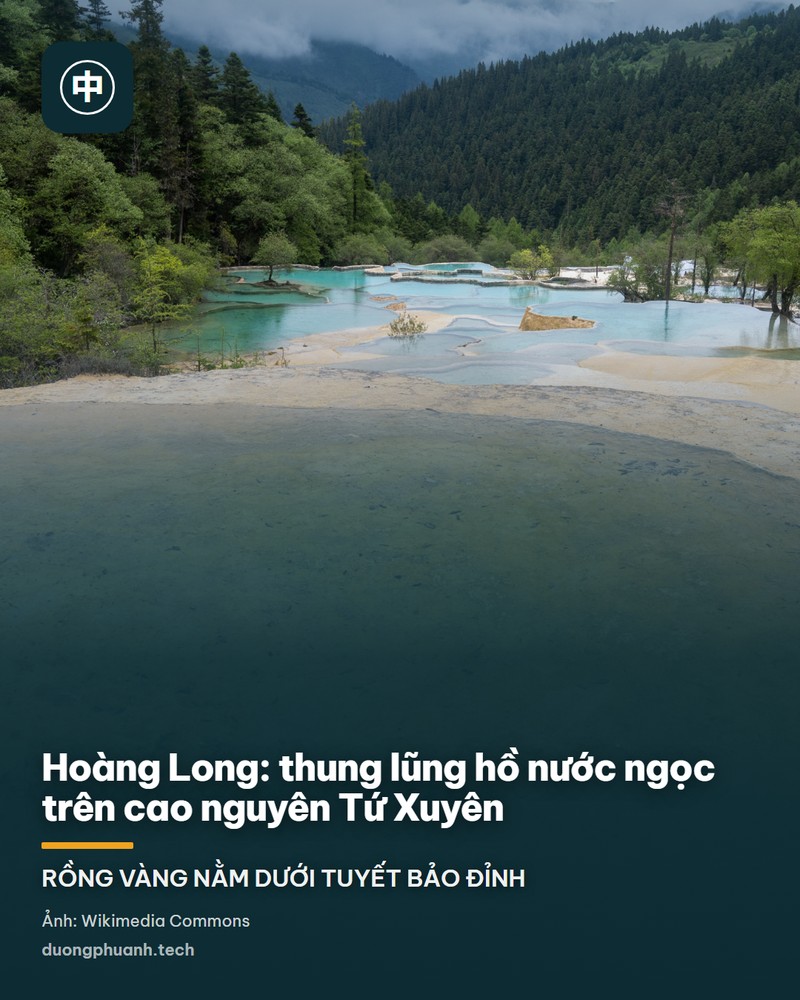 Những hồ nước trong xanh ngọc nằm trên thềm đá vôi vàng óng của thung lũng Hoàng Long; mặt nước phẳng như gương, rìa mỗi hồ là gờ đá vôi màu vàng nghệ, phía sau là rừng thông xanh và rặng núi mờ trong mây.