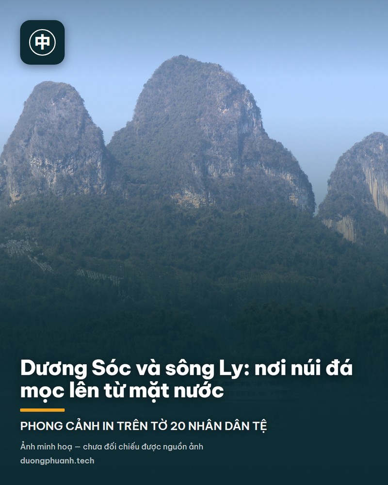 Toàn cảnh sông Ly uốn quanh những ngọn núi đá vôi dựng đứng ở Dương Sóc: dòng nước xanh phản chiếu, bãi cát vàng, ruộng lúa và vài con thuyền nhỏ, phía xa là lớp lớp đỉnh núi xanh mờ trong sương.