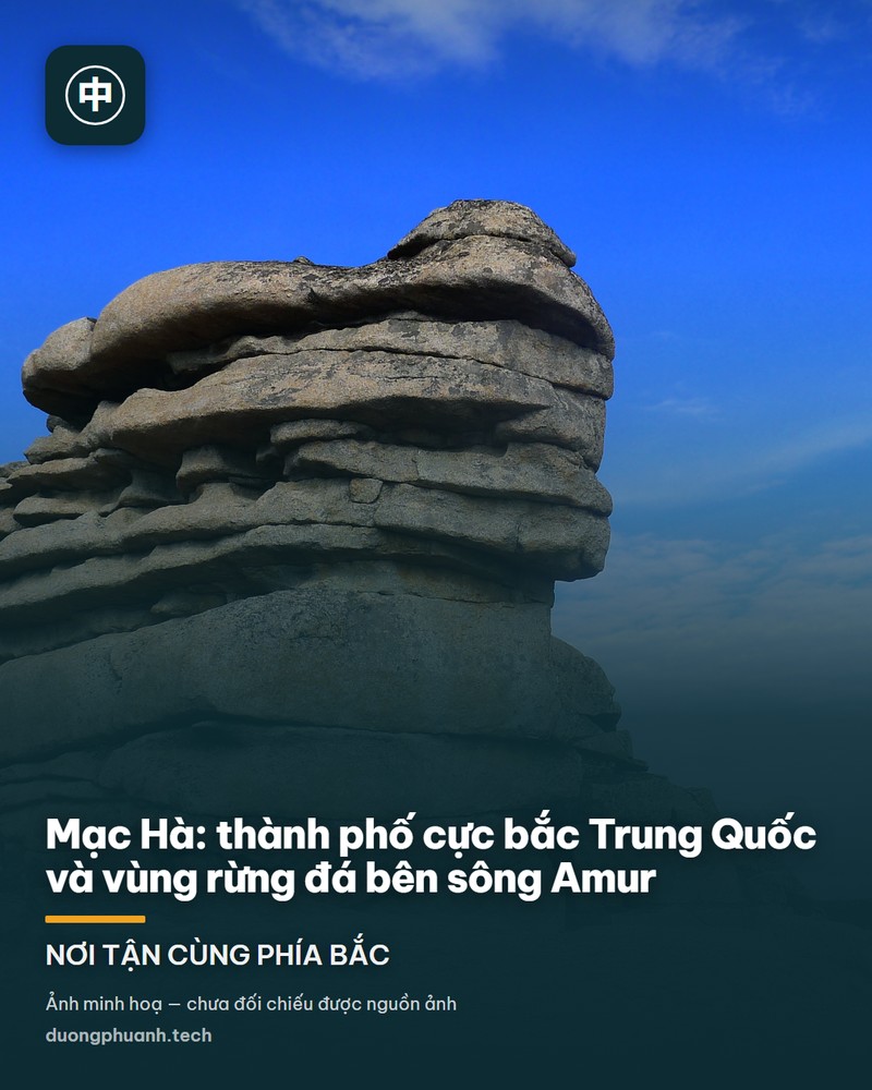Khối đá granite phong hoá cao và dày nằm chồng lớp như những tấm bánh xếp lên nhau giữa trời xanh trong veo ở Mạc Hà, bề mặt đá đầy vết nứt ngang dọc, phía dưới là nền đá phẳng và rừng thông vàng thấp thoáng ở chân trời.