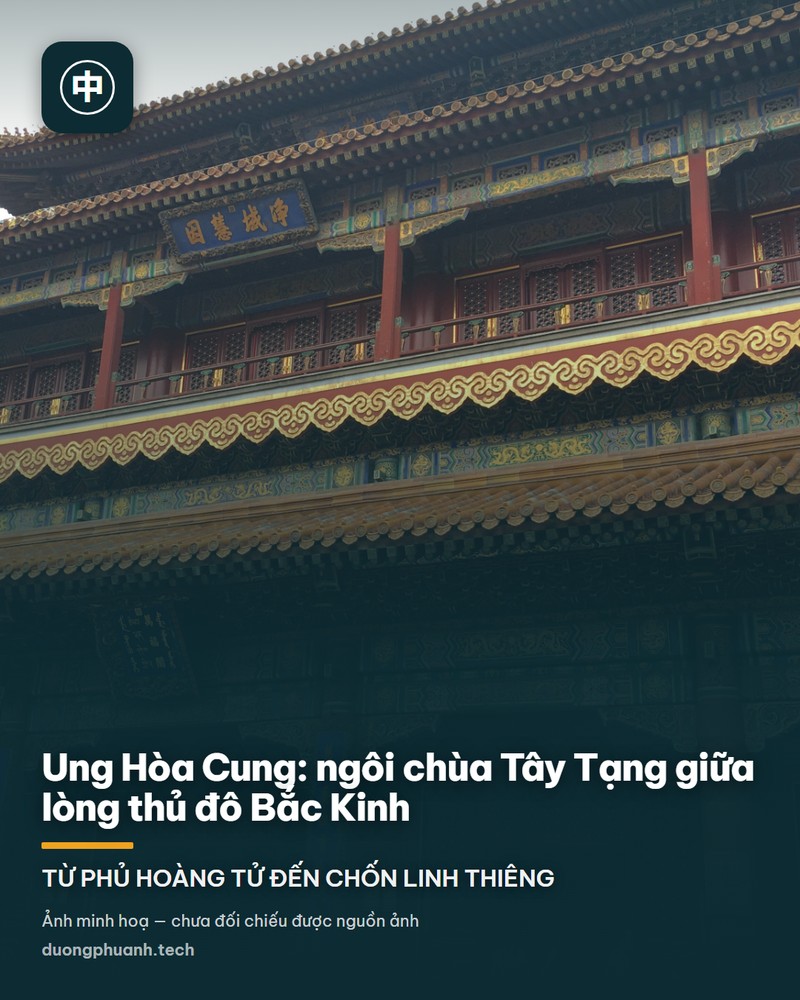 Pho tượng Di Lặc bằng gỗ đàn hương trắng cao sừng sững trong lòng gác Vạn Phúc, thân tượng ánh lên sắc vàng, một tay cầm cành hoa, hai bên là các tầng sàn gỗ chạy quanh và những bức hoành phi chữ Hán.