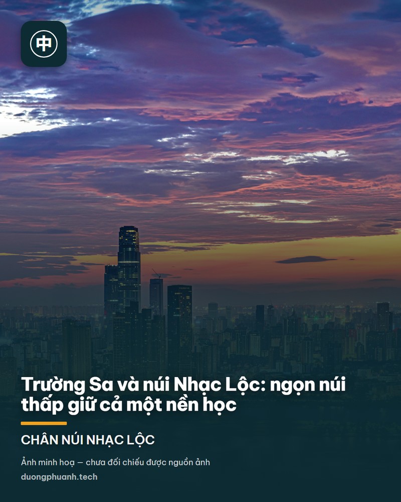 Toàn cảnh Trường Sa lúc hoàng hôn nhìn từ trên núi Nhạc Lộc: mây tím và cam phủ kín bầu trời, đường chân trời thành phố sáng đèn với một tòa nhà cao vượt trội ở giữa, dòng sông phản chiếu ánh đèn phía dưới và bóng người xem mờ đi ở tiền cảnh.