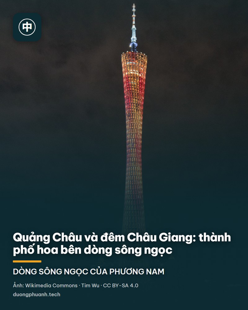 Tháp truyền hình Quảng Châu cao vút bên bờ sông Châu Giang về đêm, thân tháp lưới thép được thắp bằng dải đèn cầu vồng từ vàng tới xanh lam, phía dưới là mặt nước tối phản chiếu ánh đèn và vài con thuyền du lịch, trên là bầu trời đêm xanh thẫm có mây và ánh trăng.