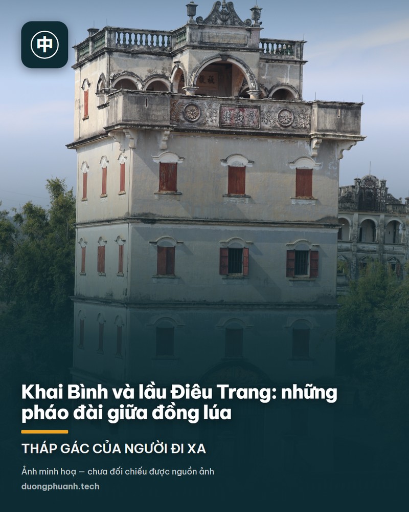 Hai toà tháp điêu trang nhiều tầng bằng bê tông nổi bật giữa cánh đồng lúa xanh ở thôn Tự Lực, Khai Bình; tháp bên phải có ban công, cửa sổ đỏ và đỉnh đình trang trí hình vòm, tháp bên trái thấp hơn nằm cách một quãng, phía sau là làng mạc và rặng cây.