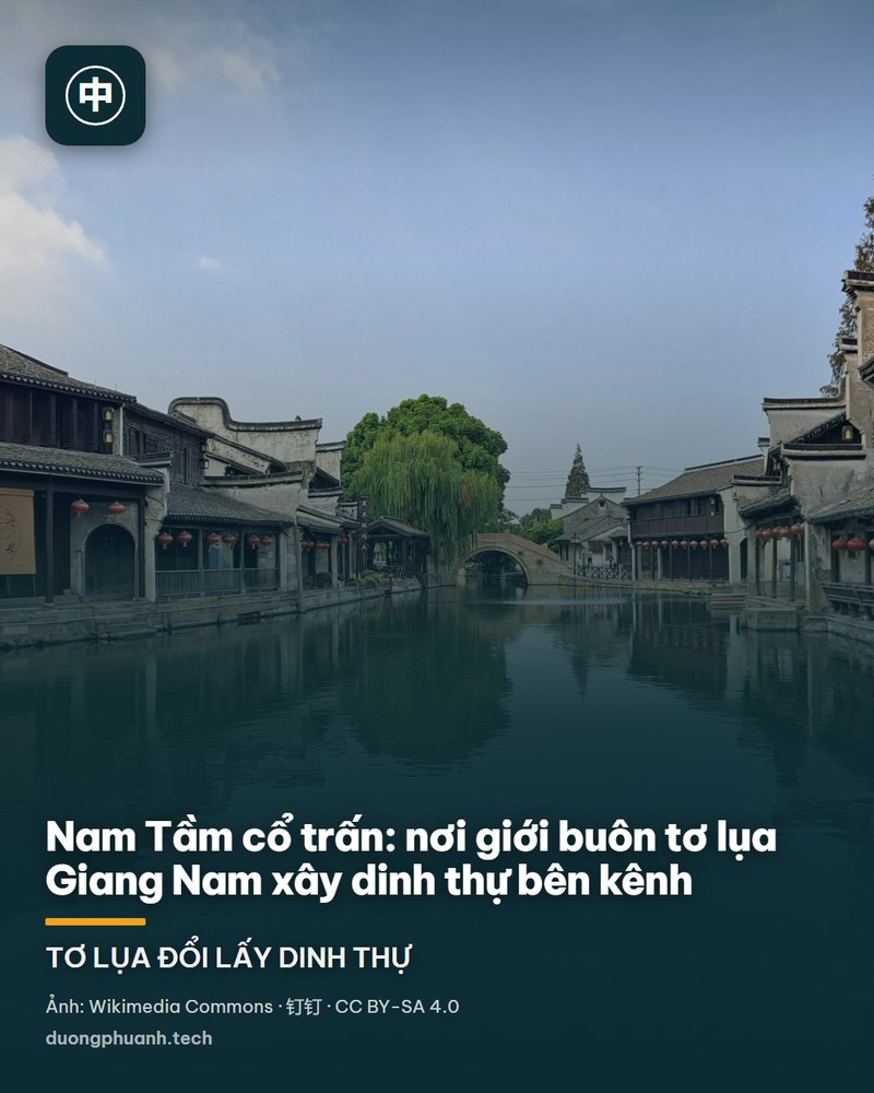 Cảnh đêm ở Nam Tầm: một cây cầu đá hình vòm bắc ngang kênh, hai bên là dãy nhà cổ mái ngói đen được chiếu sáng vàng ấm, đèn lồng đỏ trước hiên, mặt nước đen phản chiếu những vệt sáng dài và bóng vòm cầu.