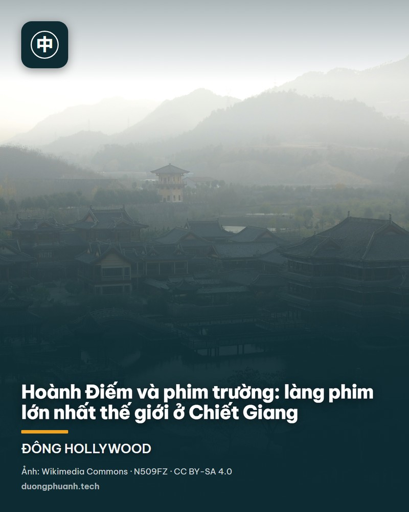 Cung Tần Vương ở Hoành Điếm: toà đại điện mái ngói đen hai tầng cong vút trên nền thềm đá có dãy bậc thang rộng, hai cột hoa biểu lớn chạm nổi đứng chắn trước sân, đông khách du lịch cầm ô đứng phía dưới, phía trên là trời xanh có mây trắng.