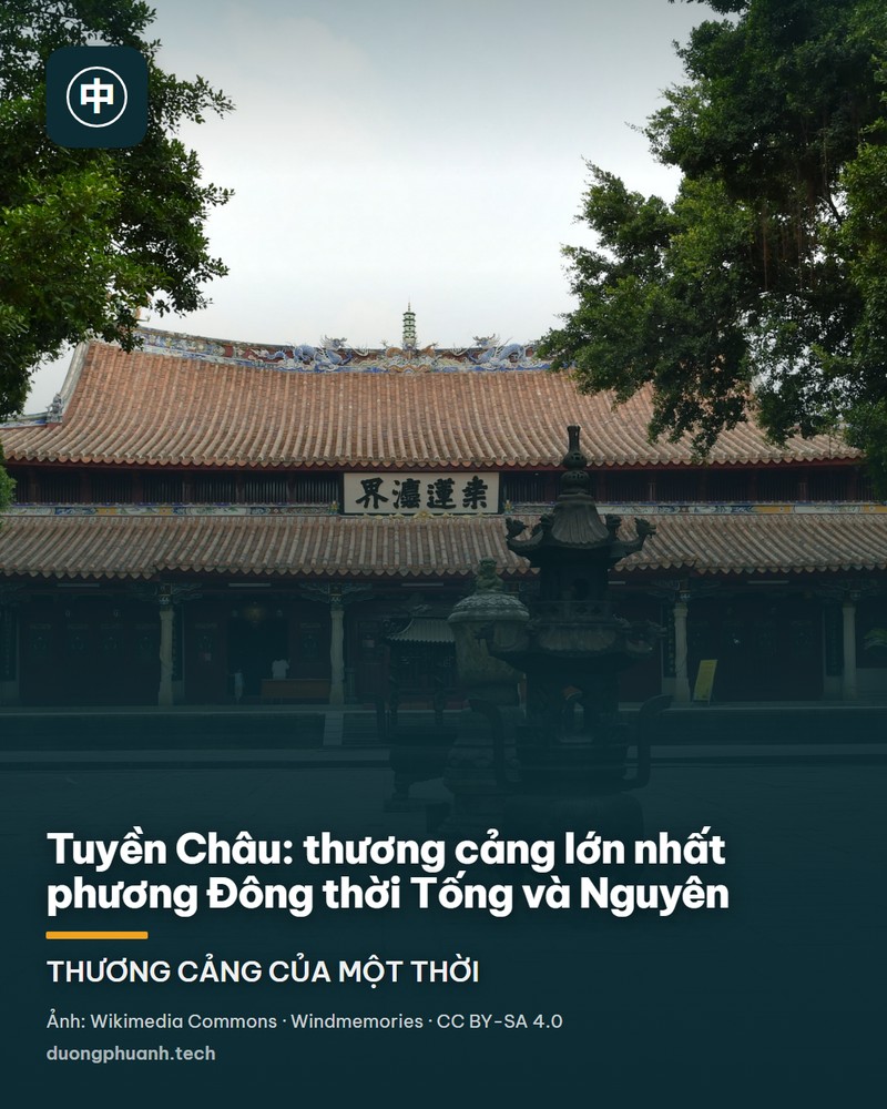 Cầu Lạc Dương bắc qua cửa sông ở Tuyền Châu: những trụ cầu đá khối lớn hình mũi thuyền nhô lên khỏi mặt nước phù sa, mặt cầu lát đá chạy thẳng ra xa, trên lan can đá có người đi bộ, phía sau là dải cây xanh và khu phố.