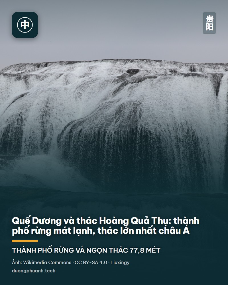 Thác Hoàng Quả Thụ nhìn qua khe lá: khối nước trắng đổ thành nhiều tầng xuống vách đá cao, hai bên là rừng cây xanh rậm, phía trên là sườn núi đá vôi và bầu trời xám nhạt.