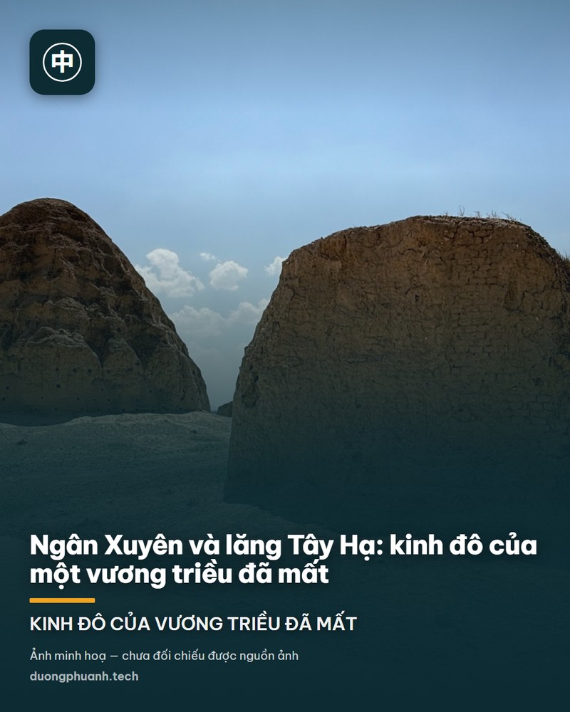 Một gò mộ hình chóp nón cao có sườn chia thành nhiều tầng bậc, màu vàng đất, đứng trơ trọi giữa vùng sỏi đá khô cằn; phía sau là dãy núi Hạ Lan mờ xanh và bầu trời xanh trong có mấy đám mây trắng.