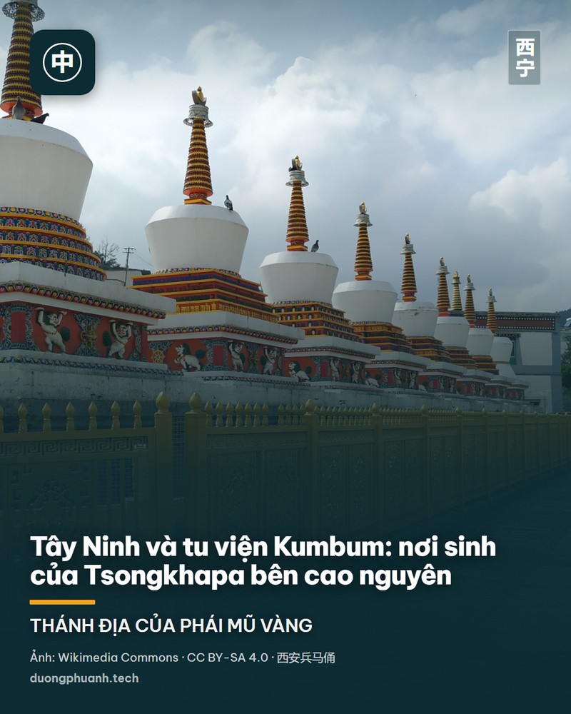 Hàng tám ngôi tháp trắng của tu viện Kumbum xếp thẳng hàng dưới bầu trời xám: thân tháp màu trắng loe dần, phía trên là các tầng ô vàng và đỏ trang trí hoa văn, chóp tháp thon màu vàng nâu. Dưới chân tháp là lan can và tường đá chạm khắc hoa văn hình học, mặt sân đá ướt phản chiếu bóng tháp; phía sau là sườn đồi xanh thoáng núi.