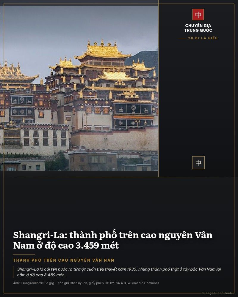 Quần thể tu viện Tây Tạng nằm trên sườn đồi: những toà nhà trắng tường dày, nhiều tầng, mái ngói đồng mạ vàng óng nổi bật giữa nền trời xám, phía sau là núi đá thẫm màu; dưới chân là bãi cỏ lau xanh và mặt nước hồ phản chiếu.
