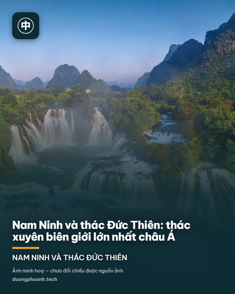 Toàn cảnh thác nước nhiều bậc đổ xuống từ vách đá phủ cây xanh, chia thành nhiều dải nước trắng xoá; phía dưới là mặt nước xanh ngọc, hai bên và phía sau là rừng rậm cùng những ngọn núi đá vôi dựng đứng dưới trời trong.