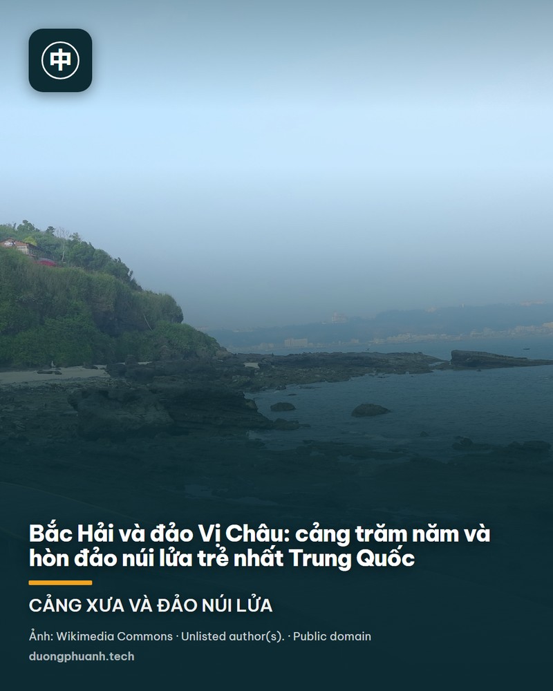 Vách đá núi lửa xếp lớp ở Vị Châu với những dải màu đỏ nâu, vàng nhạt và xám tro chạy ngang như chồng giấy dày, phía trên mép đá là thảm cây bụi xanh bám chặt, nền trời xanh trong không gợn mây