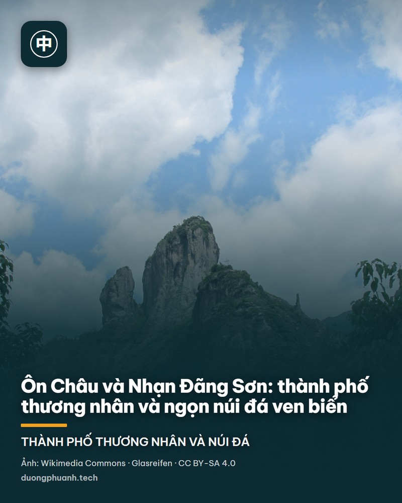 Hai khối đá dựng đứng nhô lên khỏi sườn núi phủ kín cây xanh ở Nhạn Đãng Sơn, vòm trời phía sau xanh trong với mây trắng cuộn thành tầng, hai bên khung hình là tán lá rậm che kín tiền cảnh.