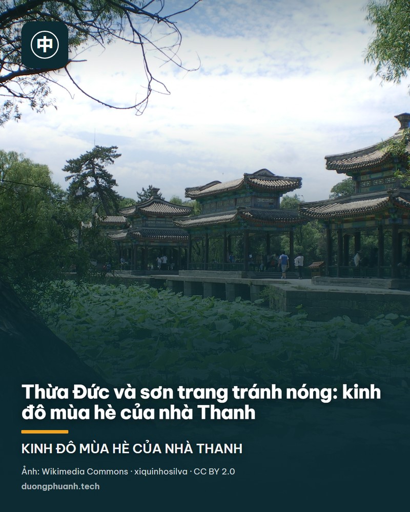 Đảo Tiểu Kim Sơn giữa mặt hồ phẳng lặng trong sơn trang tránh nóng Thừa Đức: một lầu gác mái cong nhiều tầng đứng trên nền đá ven nước, hai bên là hành lang dài có lan can, quanh đó là những cây thông già, và bóng của cả quần thể in rõ xuống mặt nước xanh thẫm dưới bầu trời trong.