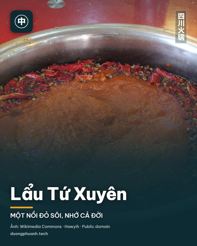Nồi lẩu Tứ Xuyên đỏ rực đầy ớt và hạt tiêu, nước dùng sôi