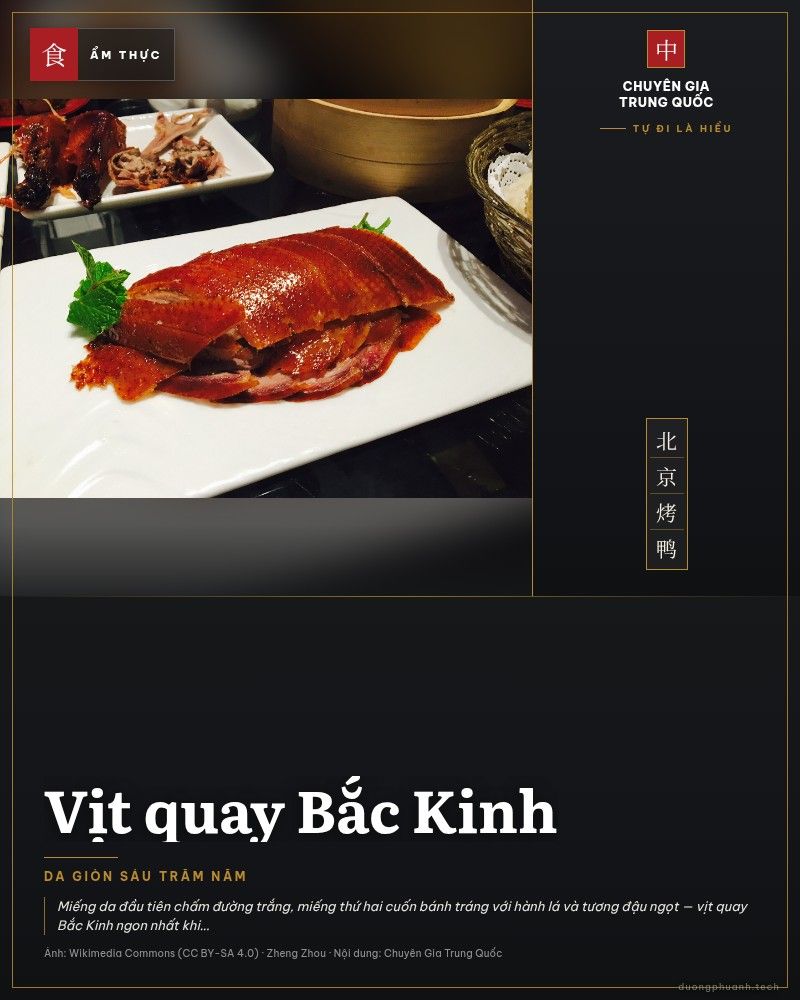 Vịt quay Bắc Kinh thái lát, da bóng nâu đỏ bày trên đĩa trắng